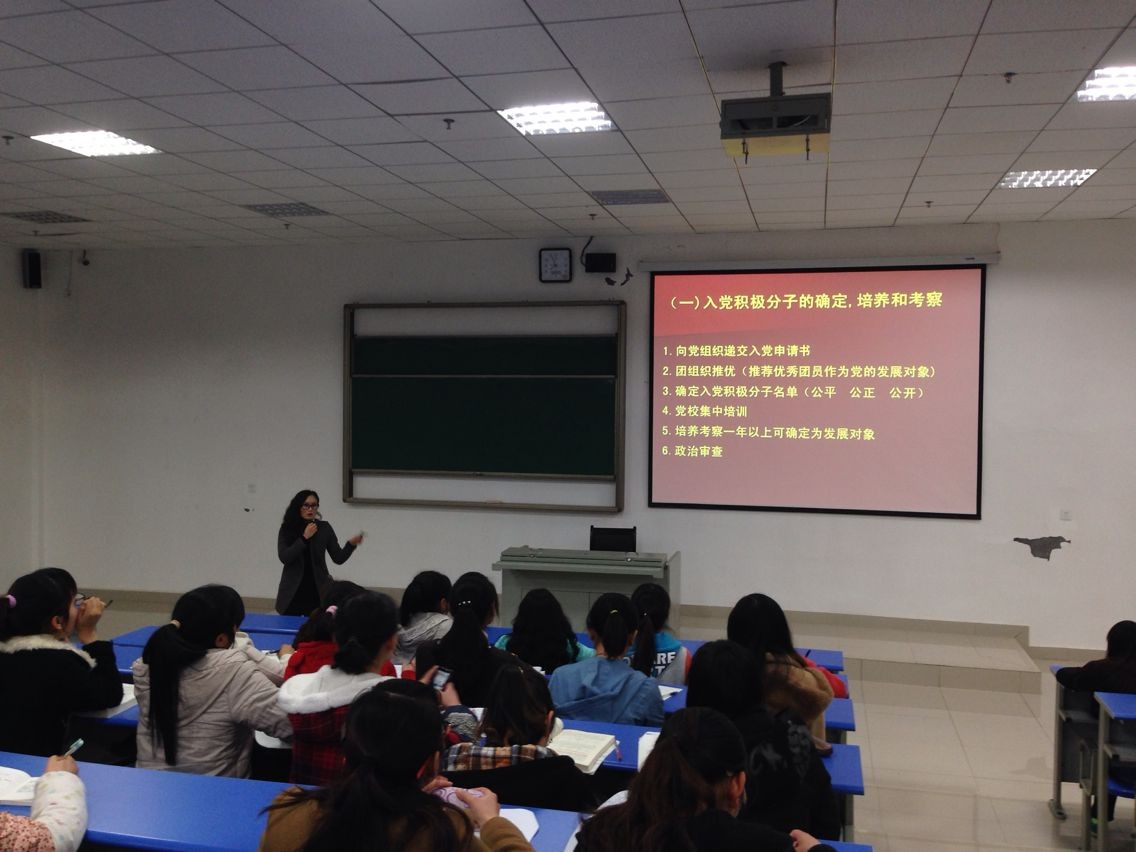 太阳成学生党支部组织党的群众路线教育实践活动第二次集中学习
